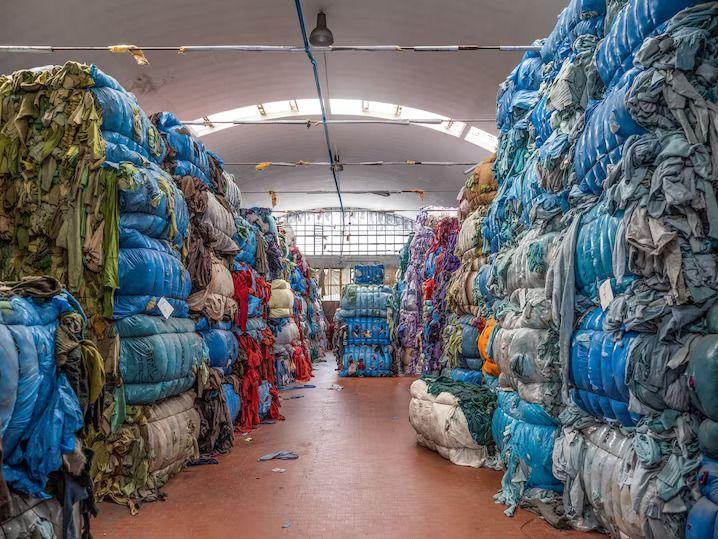 складиран текстил за рециклиране